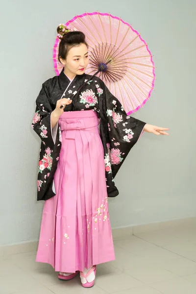 Vackra geisha i traditionell japansk kimono med parasol — Stockfoto