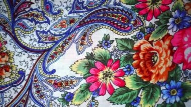 Moskova, Rusya - 29 Şubat 2017: Pavlovoposad, geleneksel Rus Hatıra tarafından büyük çiçekli güzel beyaz şal. Pavlovo Posad Rus şal çiçek desenleri, arka plan ile. Dolly hareket.