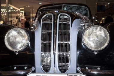 Moskova, Rusya - 02 Nisan 2017: Coupe Bmw-327/28, 1939 Almanya. Alışveriş Merkezi Metropolis Retro araba fuarına katıldık.
