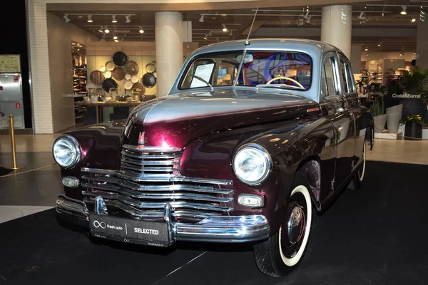 Moskau, russland - 02. april 2017: gaz-m20 pobeda, sowjetische union 1954. Ausstellung retro car in shopping mall metropole. — Stockfoto