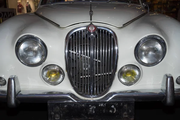 Moskau, russland - 02. April 2017: Frontscheinwerfer und Kühlergrill eines restaurierten weißen Jaguar s-type, 3,8 Liter, großartig britisch 1965, Nahaufnahme frontal. Retro-Auto-Ausstellung in Shopping Mall-Metropole. — Stockfoto