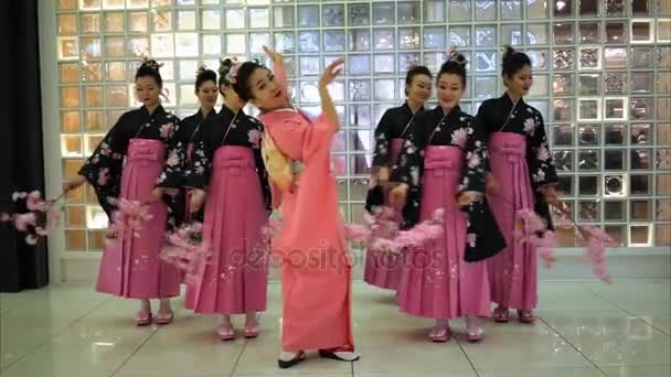 Moscú, Rusia - 02 de abril de 2017: grupo de geishas japonesas bailando en kimono tradicional en el corredor del centro comercial Otrada durante el evento Maintain a sushi record . — Vídeos de Stock