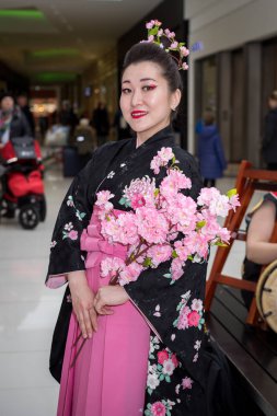 Moskova, Rusya - 02 Nisan 2017: geyşa koru suşi kayıt olay sırasında alışveriş merkezi Otrada koridorda geleneksel Japon kimono içinde.