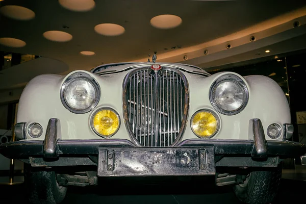 Moscou, Rússia - 02 de abril de 2017: Faróis dianteiros e grelha de um tipo Jaguar S branco restaurado, 3,8 litros, Grã-Bretanha 1965, de perto frontal. Exposição de carro retro no shopping Metropolis . — Fotografia de Stock