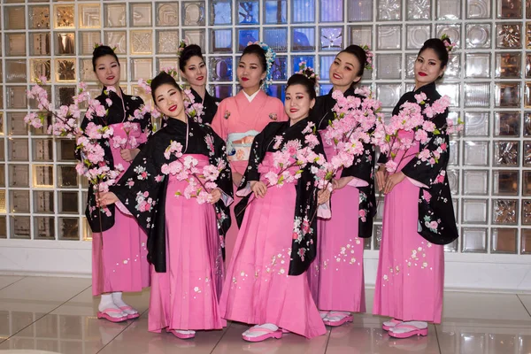 Moskou, Rusland - 02 April 2017: groep van Japanse geisha meisjes in traditionele kimono in het winkelcentrum Otrada gang tijdens de behouden een record evenement van sushi. — Stockfoto