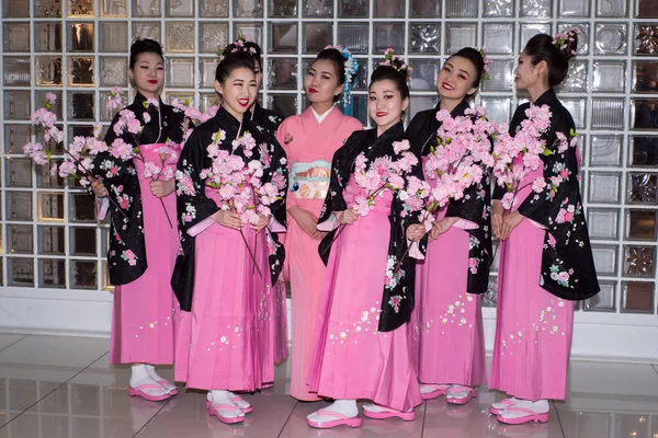 Moskou, Rusland - 02 April 2017: groep van Japanse geisha meisjes in traditionele kimono in het winkelcentrum Otrada gang tijdens de behouden een record evenement van sushi. — Stockfoto