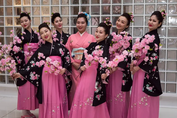 Moskva, Ryssland - 02 April 2017: grupp japanska geisha flickor i traditionella kimono i köpcentret Otrada korridoren under Behåll en sushi registrera händelse. — Stockfoto