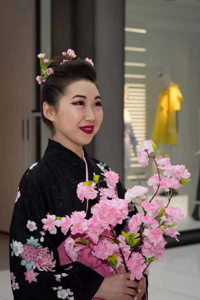 Moscou, Rússia - 02 de abril de 2017: gueixa em quimono tradicional japonês no centro comercial Corredor de Otrada durante a Manter um recorde de sushi . — Fotografia de Stock