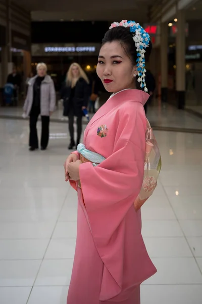 Moscou, Rússia - 02 de abril de 2017: gueixa em quimono tradicional japonês no centro comercial Corredor de Otrada durante a Manter um recorde de sushi . — Fotografia de Stock