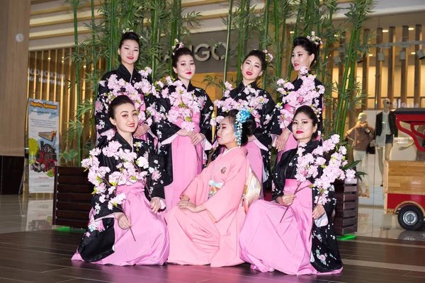 Moskwa, Rosja - 02 kwietnia 2017: Grupa Japońska gejsza dziewcząt w tradycyjne kimono z korytarza Otrada centrum handlowe podczas Maintain zdarzeń muzyczny sushi. — Zdjęcie stockowe