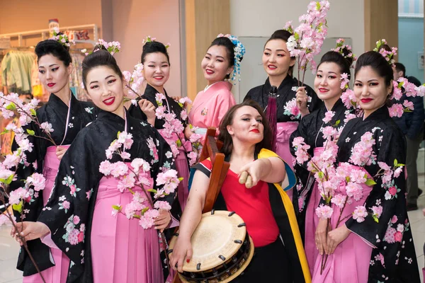 Moskva, Ryssland - 02 April 2017: grupp japanska geisha flickor i traditionella kimono och taiko trummis i köpcentret Otrada korridoren under Behåll en sushi registrera händelse. — Stockfoto