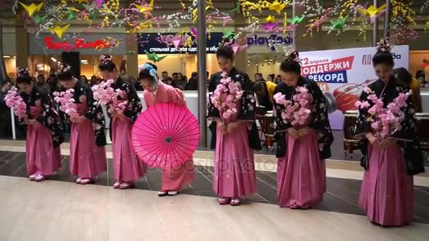 Moskva, Ryssland - 02 April 2017: grupp av japanska geisha flickor hälsar och lämna från scenen under Behåll en sushi rekord händelse i köpcentret Otrada. — Stockvideo