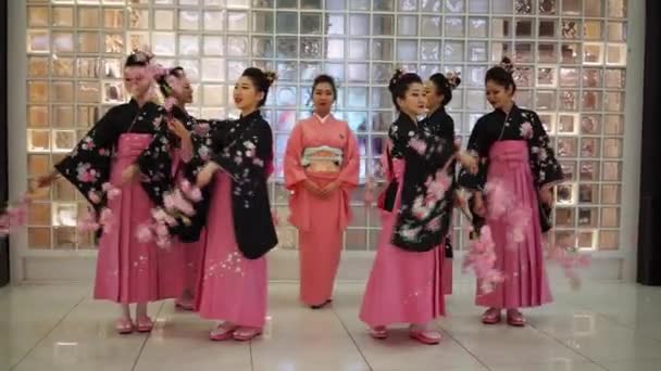 Mosca, Russia - 02 aprile 2017: gruppo di ragazze geisha giapponesi in kimono tradizionale con brunch di ciliegie che ballano e si inchinano nel centro commerciale Otrada durante l'evento Mantenere un record di sushi . — Video Stock