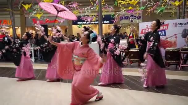 Moskva, Ryssland - 02 April 2017: Dans med sakura. Grupp av geisha i traditionell japansk kimono i köpcentret Otrada under Behåll en sushi registrera händelse. — Stockvideo