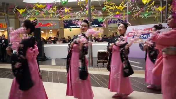 Moskva, Ryssland - 02 April 2017: Dans med sakura. Grupp av geisha i traditionell japansk kimono i köpcentret Otrada under Behåll en sushi registrera händelse. — Stockvideo