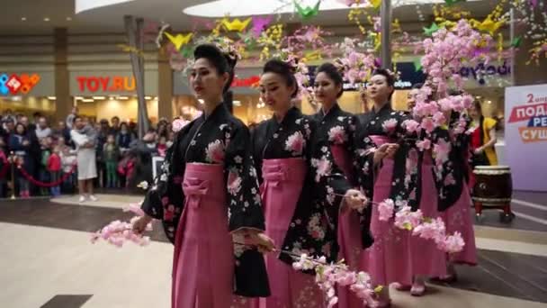 Moskou, Rusland - 02 April 2017: dans met sakura. Groep van geisha in traditionele Japanse kimono in het winkelcentrum Otrada tijdens de behouden een record evenement van sushi. — Stockvideo