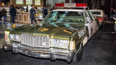 Moskova, Rusya - 02 Nisan 2017: Chrysler Newport, ABD, 1975. Alışveriş Merkezi Metropolis Retro araba fuarına katıldık.