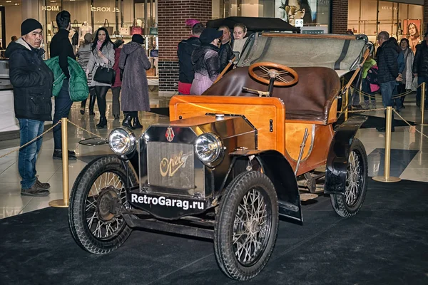 Moscou, Rússia - 02 de abril de 2017: carro do médico Opel 4 / 8ps, Alemanha, 1909. Exposição de carro retro no shopping Metropolis . — Fotografia de Stock