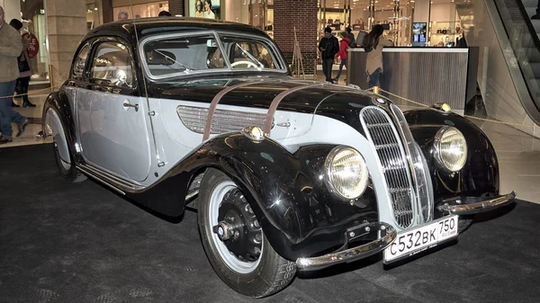 Moscow, Russia - April 02, 2017: BMW-327 / 28 Coupe, Germany 1939. Выставка ретро автомобилей в торговом центре Metropolis . — стоковое фото