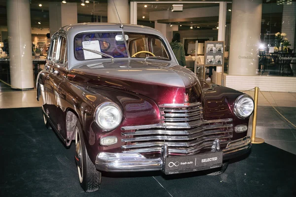 Moskau, russland - 02. april 2017: gaz-m20 pobeda, sowjetische union 1954. Ausstellung retro car in shopping mall metropole. — Stockfoto