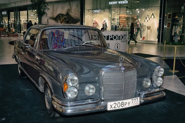 Moskou, Rusland - 02 April 2017: Mercedes-Benz W111 280se Coupe, Duitsland, 1970. Retro auto tentoonstelling in winkelcentrum Metropolis. — Stockfoto