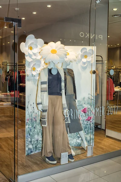 Moscou, Rússia - 02 de abril de 2017: vitrine de uma loja de moda Stefanel. Nova temporada Primavera Verão 2017 Coleção . — Fotografia de Stock