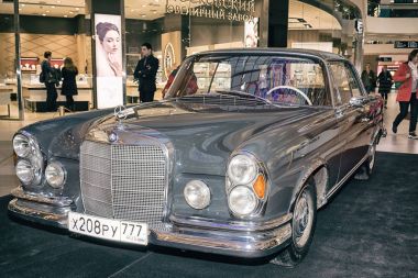 Moskova, Rusya - 02 Nisan 2017: Mercedes-Benz W111 280se Coupe, Almanya, 1970. Alışveriş Merkezi Metropolis Retro araba fuarına katıldık.