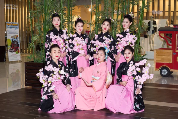Moskou, Rusland - 02 April 2017: groep van Japanse geisha meisjes in traditionele kimono in het winkelcentrum Otrada gang tijdens de behouden een record evenement van sushi. — Stockfoto