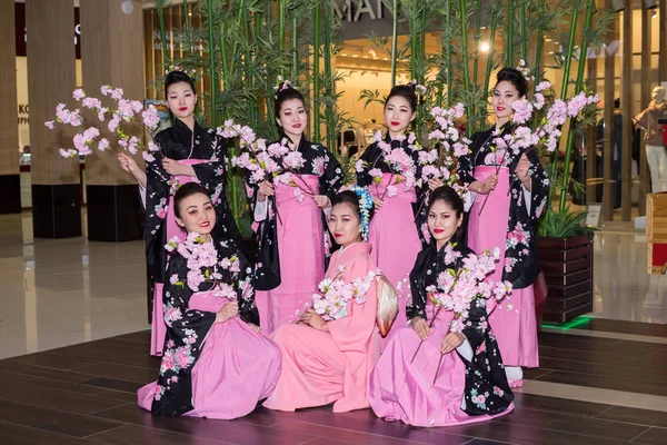 Moskva, Ryssland - 02 April 2017: grupp japanska geisha flickor i traditionella kimono i köpcentret Otrada korridoren under Behåll en sushi registrera händelse. — Stockfoto