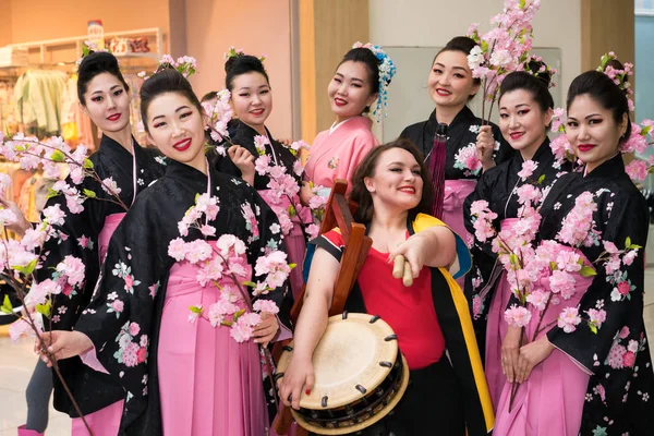 Moskva, Ryssland - 02 April 2017: grupp japanska geisha flickor i traditionella kimono och taiko trummis i köpcentret Otrada korridoren under Behåll en sushi registrera händelse. — Stockfoto