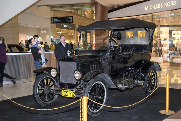 Москва, Россия - 02 апреля 2017 года: Форд Модель Т, США, 1924 год. Ретро — стоковое фото