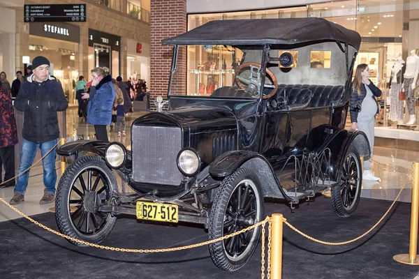 Moscou, Rússia - 02 de abril de 2017: Ford Model T, EUA, 1924. Exposição de carro retro no shopping Metropolis . — Fotografia de Stock