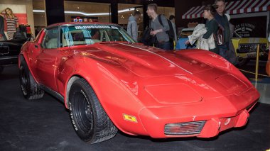 Moskova, Rusya - 02 Nisan 2017: Kırmızı Chevrolet Corvette C3 dize Ray, ABD, 1974. Alışveriş Merkezi Metropolis Retro araba fuarına katıldık.
