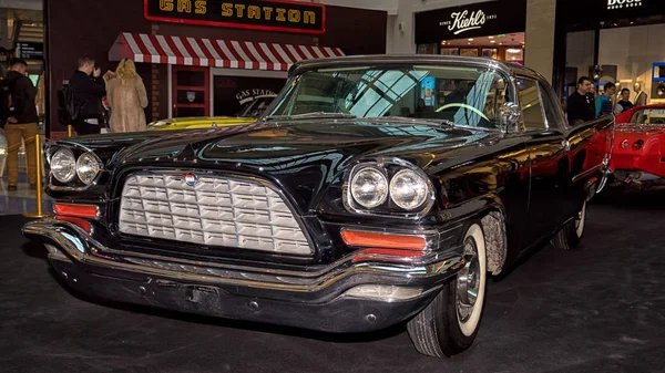 Moskau, russland - 02. april 2017: chrysler 300c, usa, 1957. retro car exibition in shopping mall metropole. — Stockfoto