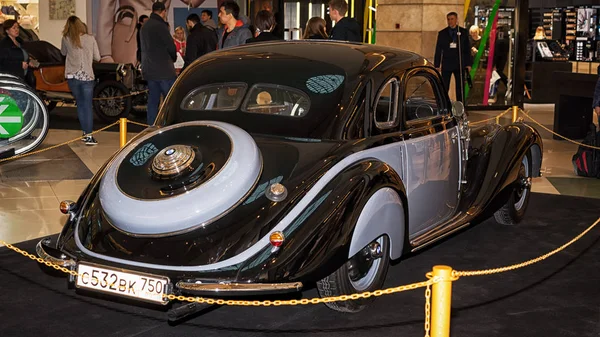 Moskova, Venäjä - 02 huhtikuu 2017: BMW-327 / 28 Coupe, Saksa 1939. Retro car exibition ostoskeskuksessa Metropolis . — kuvapankkivalokuva