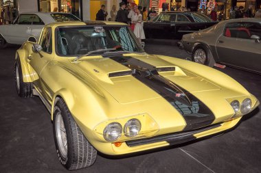 Moskova, Rusya - 02 Nisan 2017: Sarı Chevrolet Corvette C2 Stingray ralli, ABD, 1967. Alışveriş Merkezi Metropolis Retro araba fuarına katıldık.