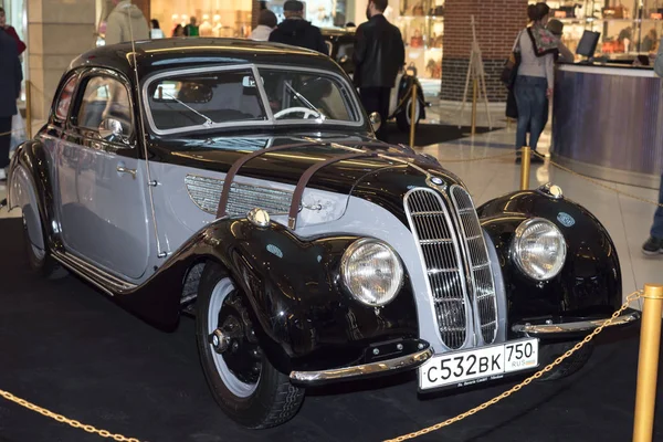 Moscou, Rússia - 02 de abril de 2017: BMW-327 / 28 Coupe, Alemanha 1939. Exposição de carro retro no shopping Metropolis . — Fotografia de Stock