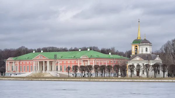 Moskova, Rusya, Kuskovo park ve buz su birikintisi. — Stok fotoğraf