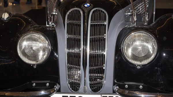 Moscow, Russia - April 02, 2017: Front headlights and grille of a BMW-327 / 28 Coupe, Germany 1939, close up frontal. Выставка ретро автомобилей в торговом центре Metropolis . — стоковое фото