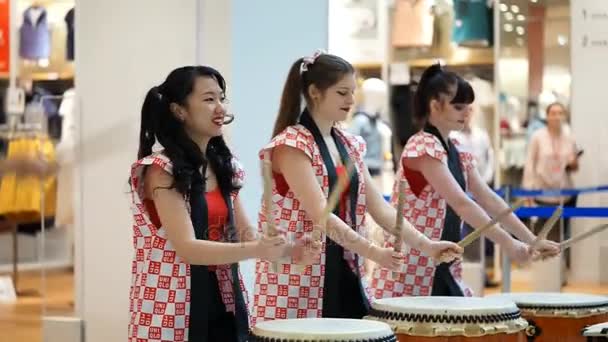 Moskva, Rusko - 24. března 2017: Skupina bubeníků japonské Taiko, dívky provádět v nákupním centru na otevření nového obchodu Uniqlo jedinečné oděvní sklad Riviera. — Stock video