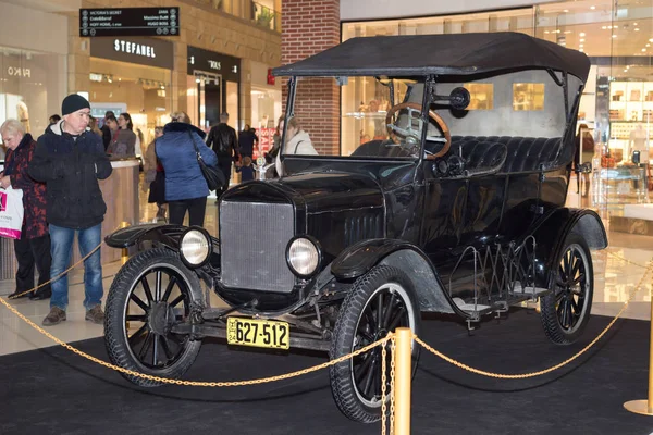 Moscou, Rússia - 02 de abril de 2017: Ford Model T, EUA, 1924. Exposição de carro retro no shopping Metropolis . — Fotografia de Stock