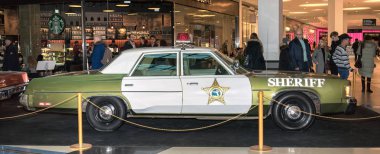 Moskova, Rusya - 02 Nisan 2017: Chrysler Newport, ABD, 1975. Alışveriş Merkezi Metropolis Retro araba fuarına katıldık.