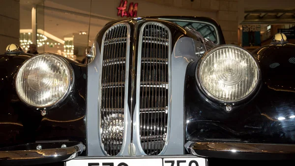 Moscou, Rússia - 02 de abril de 2017: BMW-327 / 28 Coupe, Alemanha 1939. Exposição de carro retro no shopping Metropolis . — Fotografia de Stock
