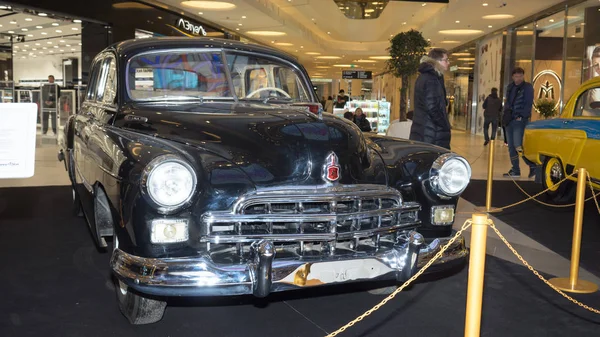 Moscou, Rússia - 02 de abril de 2017: GAZ-12 ZIM, União Soviética, 1953. Exposição de carro retro no shopping Metropolis . — Fotografia de Stock