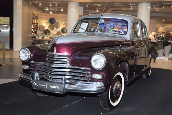 Moskau, russland - 02. april 2017: gaz-m20 pobeda, sowjetische union 1954. Ausstellung retro car in shopping mall metropole. — Stockfoto