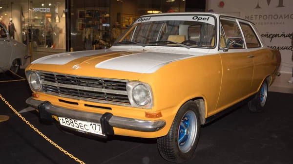 Moskva, Rusko - 02 duben 2017: Opel Kadett B, Německo 1972. Výstava retro auto v nákupní centrum metropole. — Stock fotografie