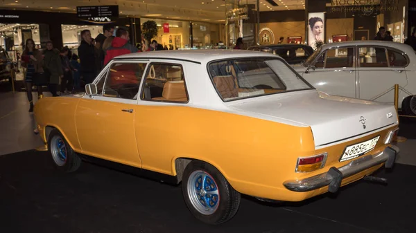 Moskau, russland - 02. april 2017: opel kadett b, deutschland 1972. retro car exibition in shopping mall metropole. — Stockfoto