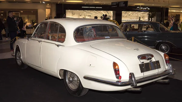 Moskau, russland - 02. april 2017: weißer jaguar s-type, 3,8 liter, großartiges britisches 1965. retro car exibition in shopping mall metropole. — Stockfoto