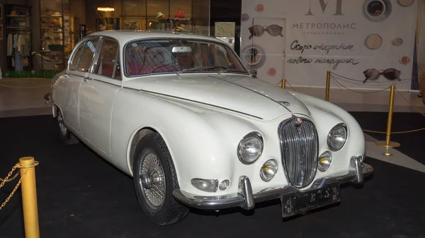 Moskau, russland - 02. april 2017: weißer jaguar s-type, 3,8 liter, großartiges britisches 1965. retro car exibition in shopping mall metropole. — Stockfoto