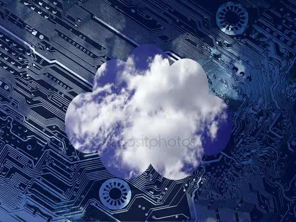 Концептуальное видео для облачных вычислений. Глубоко голубое небо с облаками время в облаке на фоне печатной платы . — стоковое видео